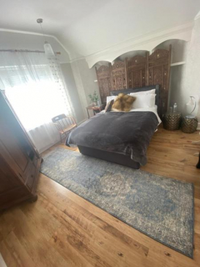 Bright large double with parking and lovely bath